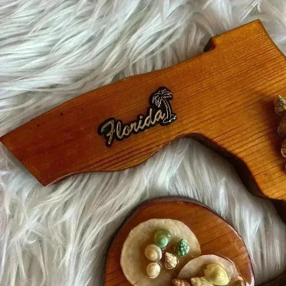 Vintage Florida Wooden Key Holder with Seashells, Wall Decor, Handmade - Picture 2 of 8